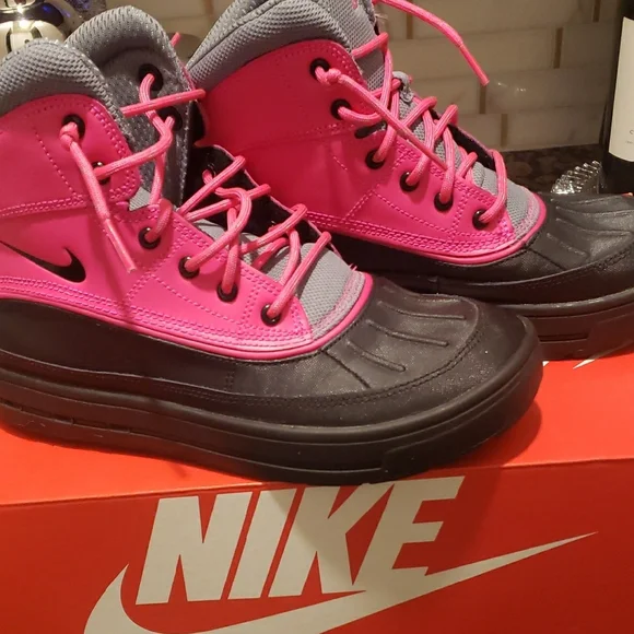 Nike ACG Vibrant Pink and Gray Outdoor Boots - Picture 7 of 7